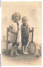 AVMP10-0849-ENFANT - DEUX ENFANTS AVEC DES RAQUETTES