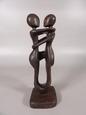 Sculpture en Bois Exotique représentant un Couple Enlacé