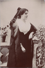 France, Femme Arlésienne