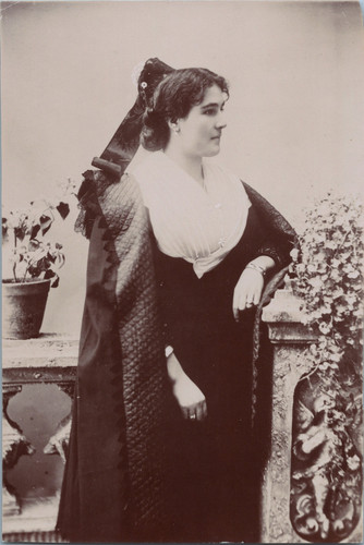 France femme arlésienne - france,,