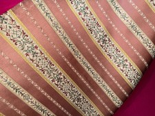 Tissu ancien satin jacquard style Louis XVI rose larg 500 cm x H 40 cm    C906