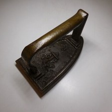 N24.196 fer à repasser patine CF6 métal fonte presse-papier art déco vintage