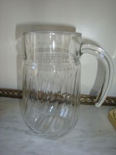 PICHET A EAU EN VERRE, a décor de godrons, années 50, bon état. Hauteur 18,5 cm
