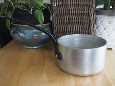 Ancienne  casserole de restaurant  en aluminium épais. Diam 18,5 cm.Haut 10,5 cm