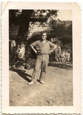 Homme debout jardin arbre - photo ancienne an. 1930 40