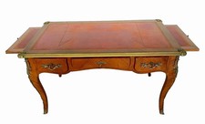 bureau plat Louis XV en bois de placage ceinture en lingotière . XX siècle .