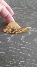 Broche dorée avec strass