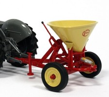 UNIVERSAL HOBBIES - Epandeur VICON B75 trainer - 1/32 - UH6227