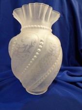 GLOBE ANCIEN A GODRONS DE LAMPE A PETROLE OU A HUILE. H 21 cm D 6,6 cm  REF 6575