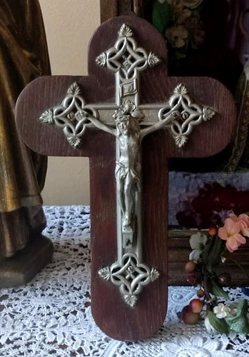 Antique crucifix mural croix