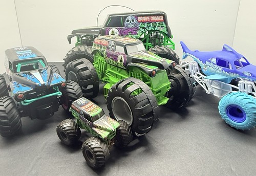 Monster jam grave digger lot - jam,