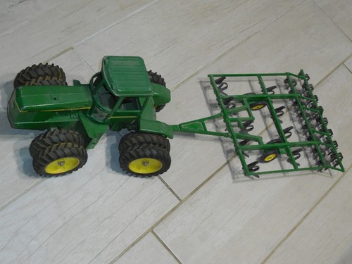Tres ancien tracteur john - tres,
