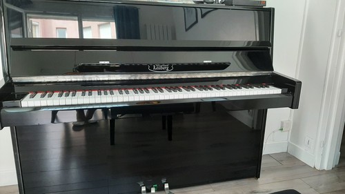 Piano droit laque - laque, noir