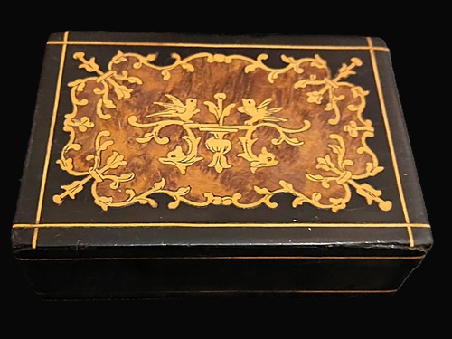 Quelques bijoux dans une boite