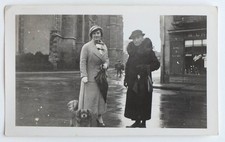 Deux femmes posent rue église