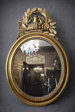 Miroir ovale en bois doré –