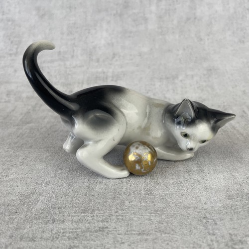 Figurine chat jouant la - figurine, a