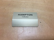 Nouveau - Plaque BAUME & MERCIER - Modèle HAMPTON - Métal - 5 x 3 cm - Neuf