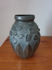Beau vase ovoïde Art Nouveau en étain artistique décor floral 15x20 cm