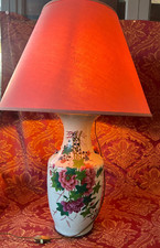Vase Chinois, motif  fleurs et Vers, monté en lampe. XX S