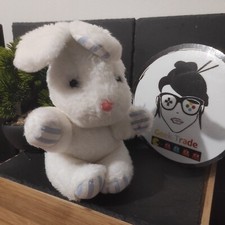 petit lapin peluche blanc bleu