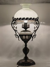 Ancienne lampe à pétrole électrifiée en opaline blanche et métal doré 52cm