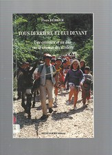 Tous derrière et lui devant