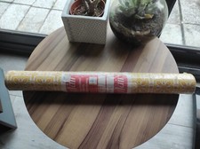 Rouleau encore emballé de papier peint vintage à fleurs jaunes années 70