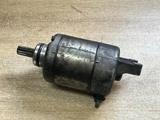 UN DEMARREUR ELECTRIQUE