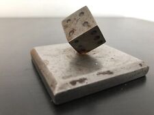 presse-papier dé en acier sur