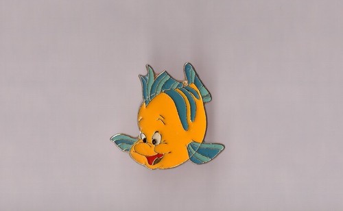 Pin disney la petite - -,