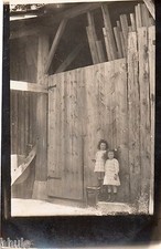 BK980 Carte Photo vintage card RPPC Enfant fillettes devant palissade bois 