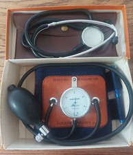 Stéthoscope et tensiomètre