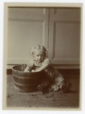 PHOTO, enfant fillette bassine
