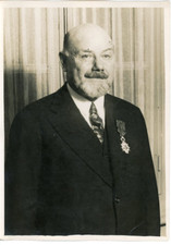  Mr Doumenc, meilleur ouvrier ciseleur de France, décoré de la Légion d'Hon