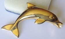 broche rétro couleur or déco relief dauphin avec perle nacrée 484
