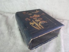 BOÎTE en bois laqué, ancienne, façon livre.