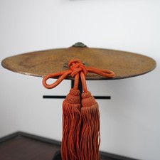 Casque de samouraï Jingasa laqué or. Fin Edo, début Meiji