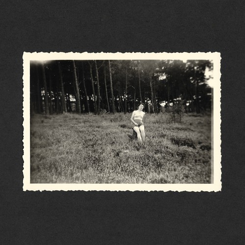 Jeune femme assise forêt