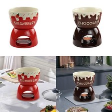 Pot de fondue au chocolat, bol de beurre chaud, fromage de cuisine au service de