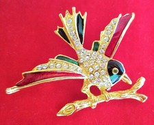 Broche oiseau métal doré à l'or fin émaux rouges verts noirs strass Vintage NEUF