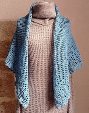 Châle vintage fait main au crochet bleu unique.