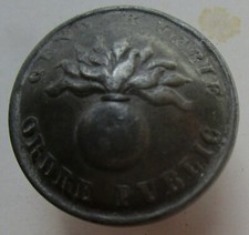 Rare bouton bombé - , étain
