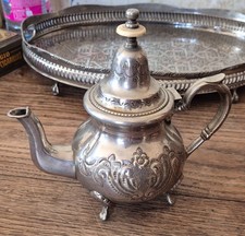 théière marocaine vintage en métal argenté.