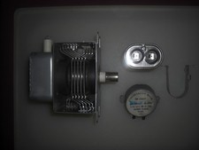 LOT accessoires MAGNETRON,  MOTEUR   PLATEAU ,  BOBINE.  ( pour micro onde)