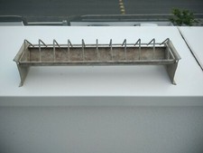 Ancienne mangeoire à poules, oies, canards gallinacés en zinc ou galva