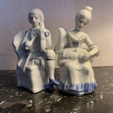 Petit couple de figurines assises porcelaine style Copenhague
