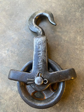 Ancienne poulie en fer et