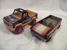 Lot de 2 voitures en tôle vintage JOUSTRA / GOZAN JEEP LAND ROVER PICK UP EPAVE