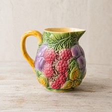 Pichet barbotine décor fruits